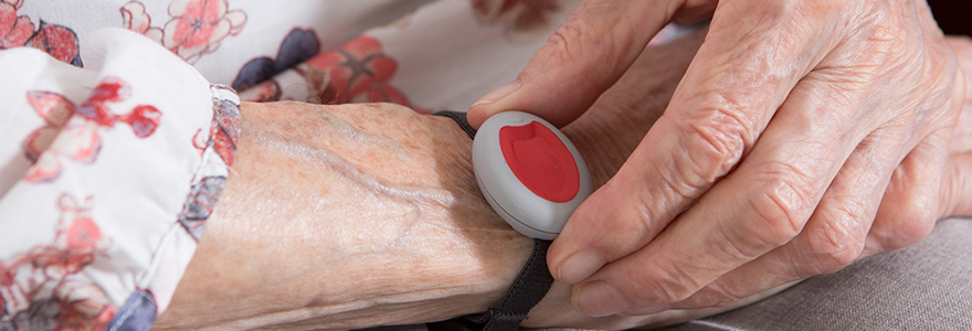 Collier d'urgence personnes âgées : la téléassistance bijou